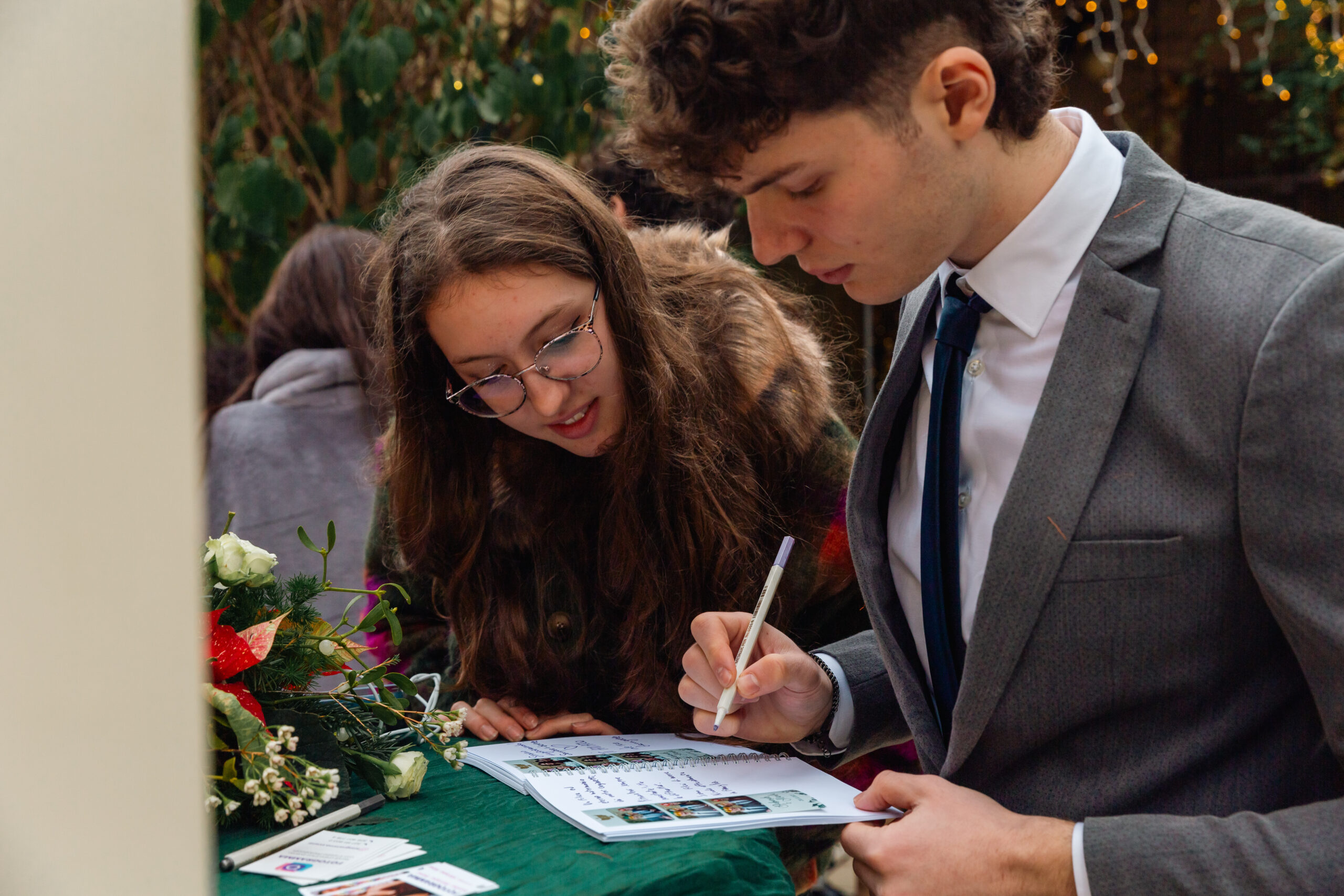 ospiti interagiscono con guestbook